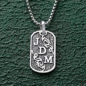 Collar con colgante de placa de identificación con tres iniciales para hombre, estilo vintage de plata, con patrón celta grabado, un regalo personalizado único y audaz para él.