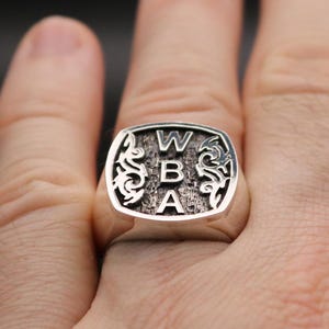 Anillo de sello de plata con inicial y monograma celta. Anillo grande personalizado para hombre con tres letras de nombre y diseño vikingo con cabeza de cojín, acabado oxidado.