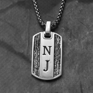 Collar con colgante de placa de plata personalizado para hombre, con iniciales y textura de madera. Elegante collar con nombre y letra personalizado, en plata oxidada con corteza de árbol.