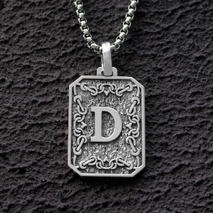 Colgante de collar grabado con nudo celta e inicial para hombre, regalo celta para él, placa de identificación personalizada de estilo vintage con monograma de plata, regalo personalizado