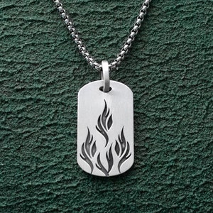 Feuer Gravur Dog Tag Halskette Anhänger Sterling Silber Einfache minimalistischen Stil Lagerfeuer Design Anhänger Element des Feuers Einzigartiges Geschenk für Widder