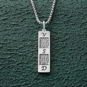 Collar con iniciales personalizadas para hombre, colgante de placa de identificación minimalista de plata con letras grabadas y superficie mixta pulida y martillada.