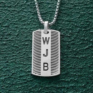 Collar con placa de identificación personalizada, letras iniciales grabadas y diseño de rayas laterales. Colgante con nombre personalizado para hombre en plata de ley.
