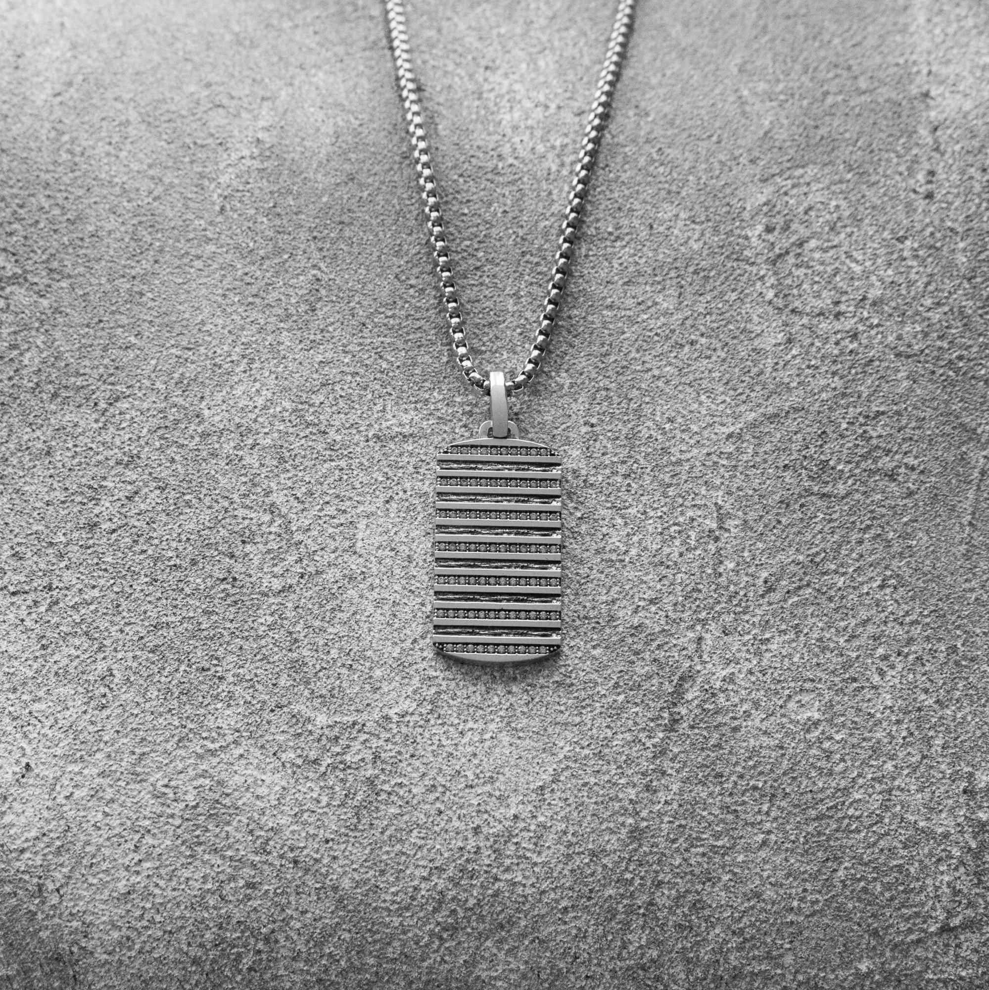 Collana elegante da uomo con ciondolo in cristallo, pietre di zirconia cubica bianca, forma l'elemento della terra, motivo alchemico, finitura mista, argento e pietre preziose