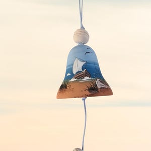 Handgemaakte keramische bel blauw nautisch ontwerp, handgeschilderde kleikunst, kustbelletje, verzamelbel, handgemaakt cadeau, nautische decoratie