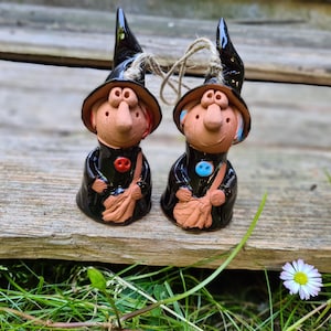 Handgjord häxklocka i keramik: Halloweendekoration, lyckohäxgåva