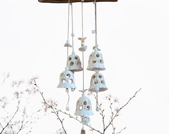 Handgefertigtes Keramik Windspiel mit Treibholz: Boho Dekoration
