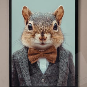 Può includere: Stampa incorniciata di uno scoiattolo con un abito di tweed grigio, camicia bianca e papillon marrone. Lo scoiattolo ha pelliccia marrone e grigia e grandi occhi scuri. Lo sfondo è azzurro.