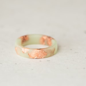 Pastell Resin Ring Lucite Grün Roségold Flocken kleiner Facettiert Ring OOAK
