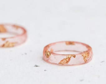 Cherry Blossom Blush Resin Ring Gold Flakes Small Faceted Ring OOAK pastel nude rose pêche minimal chic minimaliste bijoux