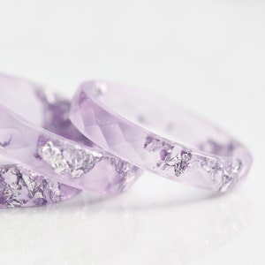 Lavendel Harz Ring Stapelring Silber Flakes Facettiert Ring OOAK pastell lila Amethyst geometrischer Schmuck