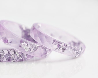 Bague en résine de lavande Anneau empilable Flocons d’argent Anneau à facettes OOAK pastel violet améthyste bijoux géométriques