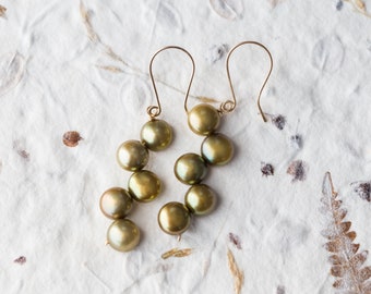 Willow Green Pearl Dangle Earrings 14K oro relleno olive khaki bridesmaid bodas de joyería junio piedra de nacimiento