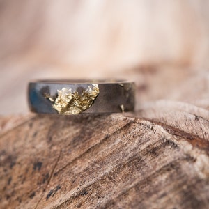 Schwarzer Gießharz Ring HerrenRing Gold Flakes Big Size 10 Glatter Ring OOAK für ihn Bild 5