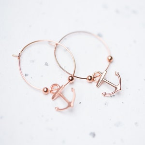 Anchor Hoops Earrings Rose Gold Brass Modern Nautical Jewelry Beach style minimal chic zdjęcie 1