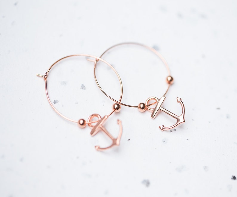 Anchor Hoops Earrings Rose Gold Brass Modern Nautical Jewelry Beach style minimal chic zdjęcie 1