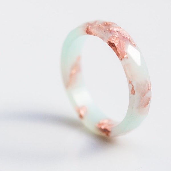 Pastell Mint Harz Ring Rosegold Flocken kleiner facettierter Ring OOAK