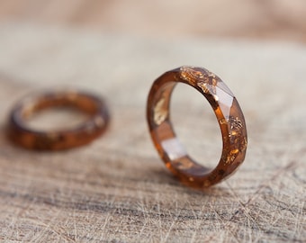 Bague en résine marron en terre cuite Bague empilable Flocons d’or Petite bague à facettes OOAK