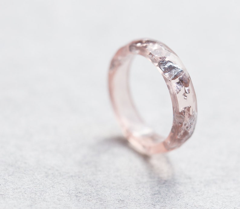 Nude Blush Pink Resin Ring Stapelring SilberFlocken Facettierter Ring OOAK pastell rosa geometrischer Schmuck Bild 2