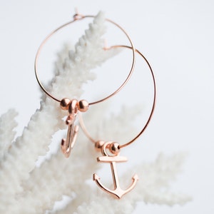 Anchor Hoops Earrings Rose Gold Brass Modern Nautical Jewelry Beach style minimal chic zdjęcie 2