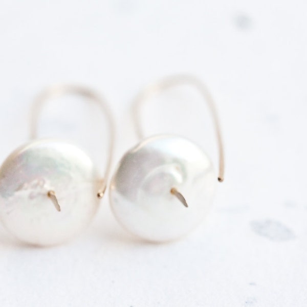 14K Gold Filled weiße Münzenperlen-Ohrringe: Minimalistischer Brautschmuck