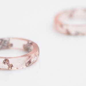 Nude Blush Pink Resin Ring Stapelring SilberFlocken Facettierter Ring OOAK pastell rosa geometrischer Schmuck Bild 1