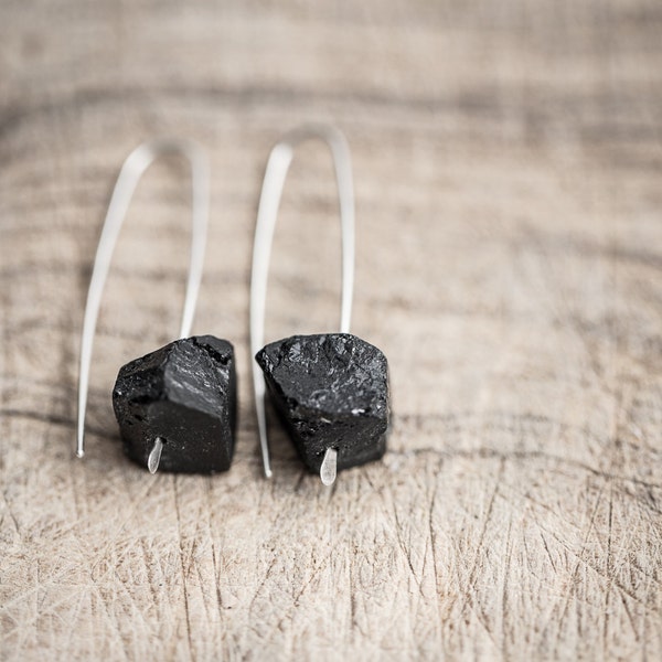 Boucles d'oreilles modernes en tourmaline noire brute Argentuim