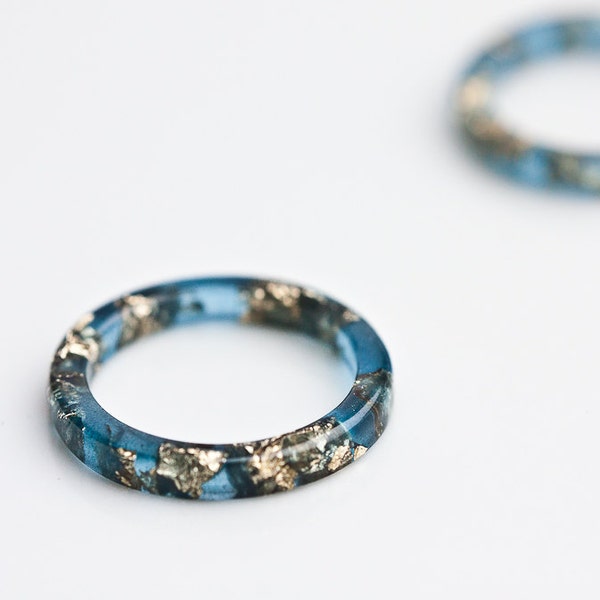 Résine empilable bague saphir bleu or flocons mince lisse anneau OOAK glam bleu foncé bijoux minimaliste