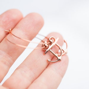 Anchor Hoops Earrings Rose Gold Brass Modern Nautical Jewelry Beach style minimal chic zdjęcie 5