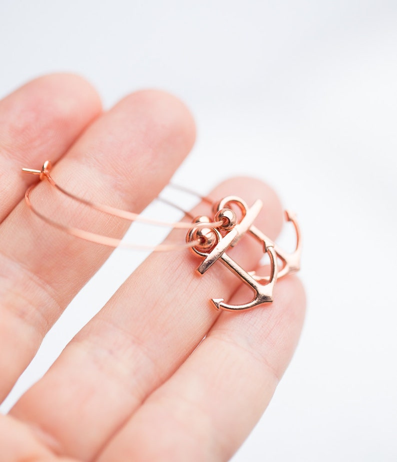 Anchor Hoops Earrings Rose Gold Brass Modern Nautical Jewelry Beach style minimal chic zdjęcie 5