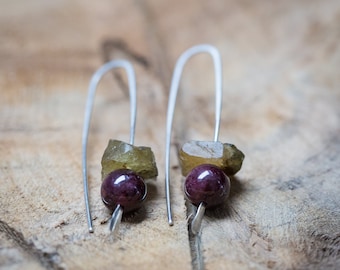 Boucles d’oreilles modernes en tourmaline brute et grenat 14K goldfilled Argentium Sterling Silver Pierre de naissance de janvier