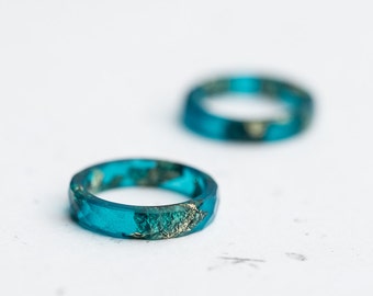 Turquoise Blue Résine Stacking Ring Gold Flakes Thin Facetted Ring OOAK boho minimaliste bijoux sarcelle minimal chic