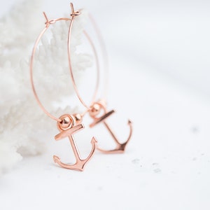 Anchor Hoops Earrings Rose Gold Brass Modern Nautical Jewelry Beach style minimal chic zdjęcie 4