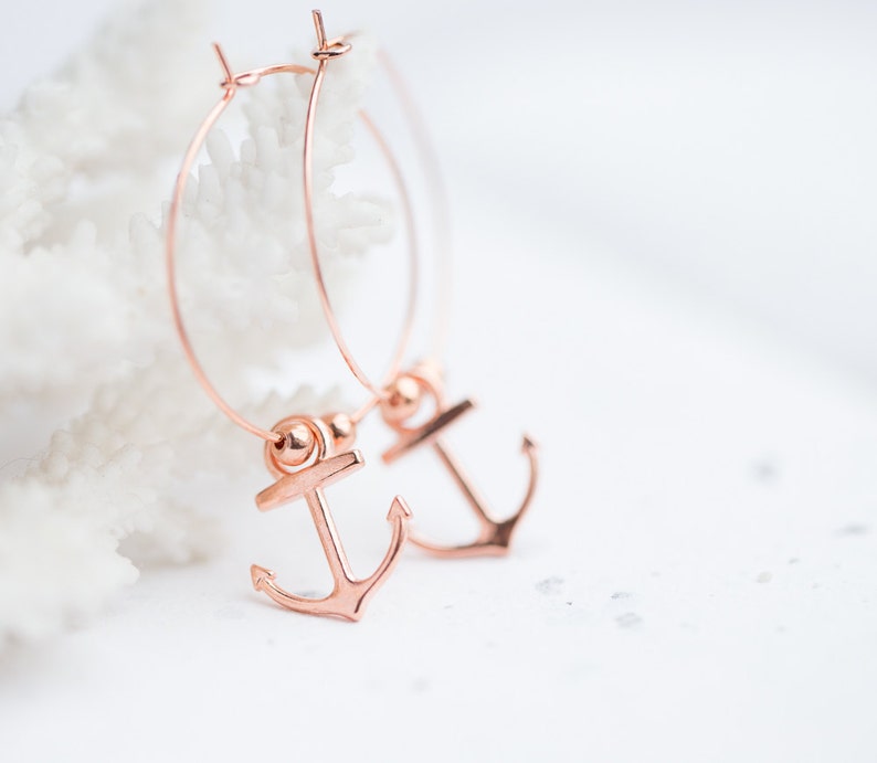 Anchor Hoops Earrings Rose Gold Brass Modern Nautical Jewelry Beach style minimal chic zdjęcie 4