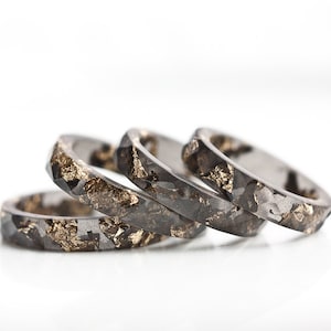 Bague empilable en résine noire : paillettes d'or, bijoux glamour à facettes
