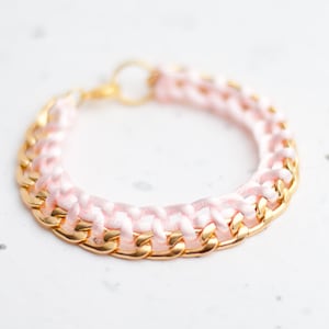 Pulseira trançada com corrente de ouro rosa claro pastel blush joias minimalistas modernas