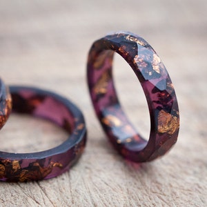 Bague en résine violet foncé : Bague empilable à facettes et paillettes d'or