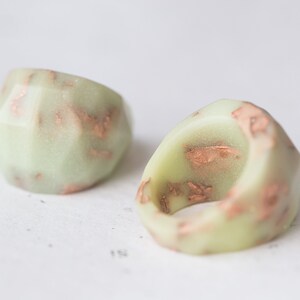 Pastell Harz Ring Lucite grün Gold Flakes Statement facettierten Cocktail Ring OOAK minimalistischen Schmuck