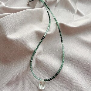 Halskette aus grünem Jade-Ombré, Anhänger aus grünem Quarz in Tropfenform, zartes Edelstein-Choker für Sie