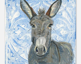 Puede incluir: Una pintura cuadrada que muestra un burro gris con orejas largas y ojos oscuros. El burro está posicionado sobre un fondo azul claro decorado con un patrón floral blanco, intrincado y simétrico, que recuerda a los azulejos.