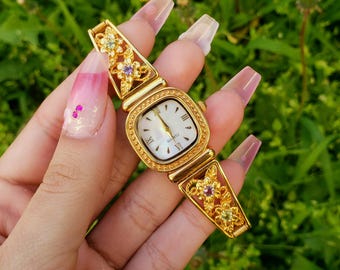 Square face gold vintage stretch watch