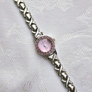 Silverfärgad vintageklocka med rosa urtavla bild 1