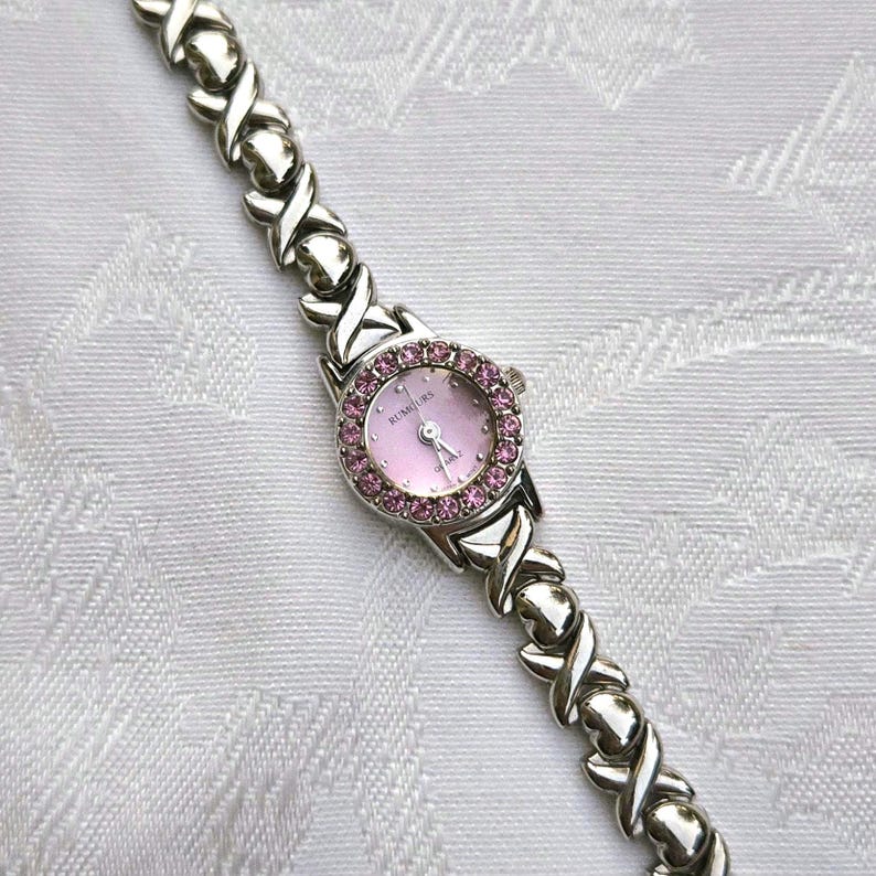 Silverfärgad vintageklocka med rosa urtavla bild 1