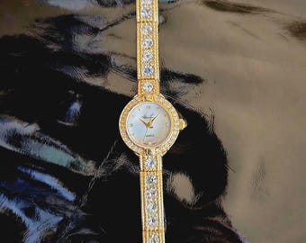 Elegant vintageklocka med guldfärgade strass
