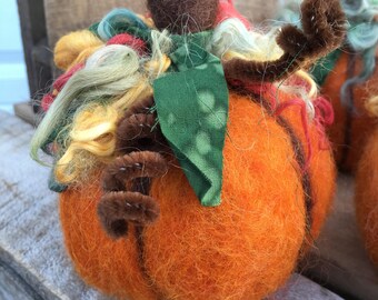 Calabaza de fieltro con rizos: decoración otoñal artesanal, 7,6 cm de alto