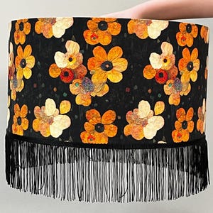 Paralume di lusso con fiori arancioni e gialli - Design artigianale su base nera