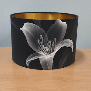 Svart lampskärm med vit liljedesign – handgjord tygskärm