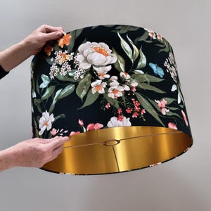 Abat-jour cylindrique floral fabriqué à la main LAMPARiOMA pour un charme quotidien