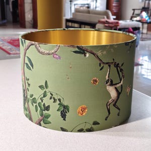 Può includere: Un set di tre tazze in ceramica color crema con smalto macchiettato. Ogni tazza presenta un diverso motivo floreale dipinto a mano nei toni del blu, verde e giallo. Le tazze hanno una forma semplice e arrotondata e un manico.