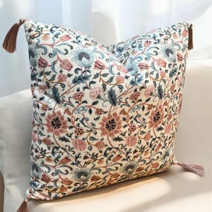 Luxurious Velvet Pillow Cover with Elegant William Morris Floral Design